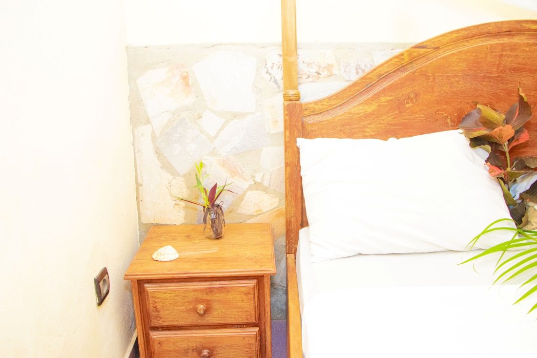 chambre_table_chevet_zoom-min